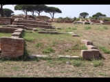 04539 ostia - regio i - insula xiv - caseggiato (i,xiv,7) - raum 4 (laden) von sueden (nordende) - bli ri westen - gesehen von der via degli horrea epagathiana - 09-2023.jpg